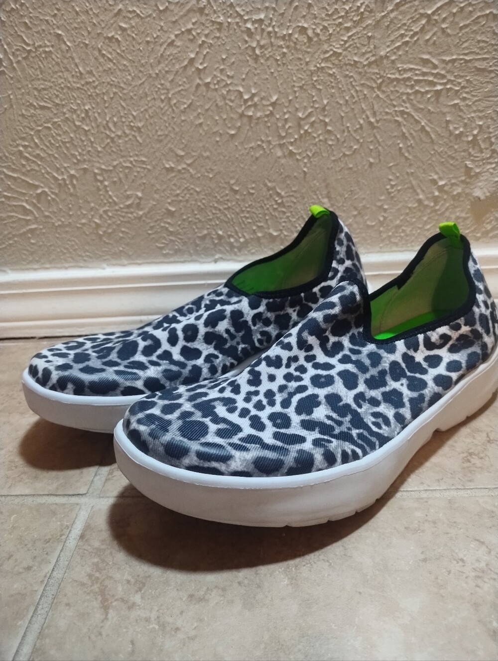 Oofos Shoes Women 11 Slip On Leopard Cheetah White Bottoms